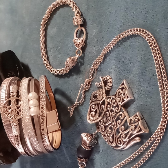 Silver Elephant Pendant Necklace and Bracelet Set - Picture 1 of 8